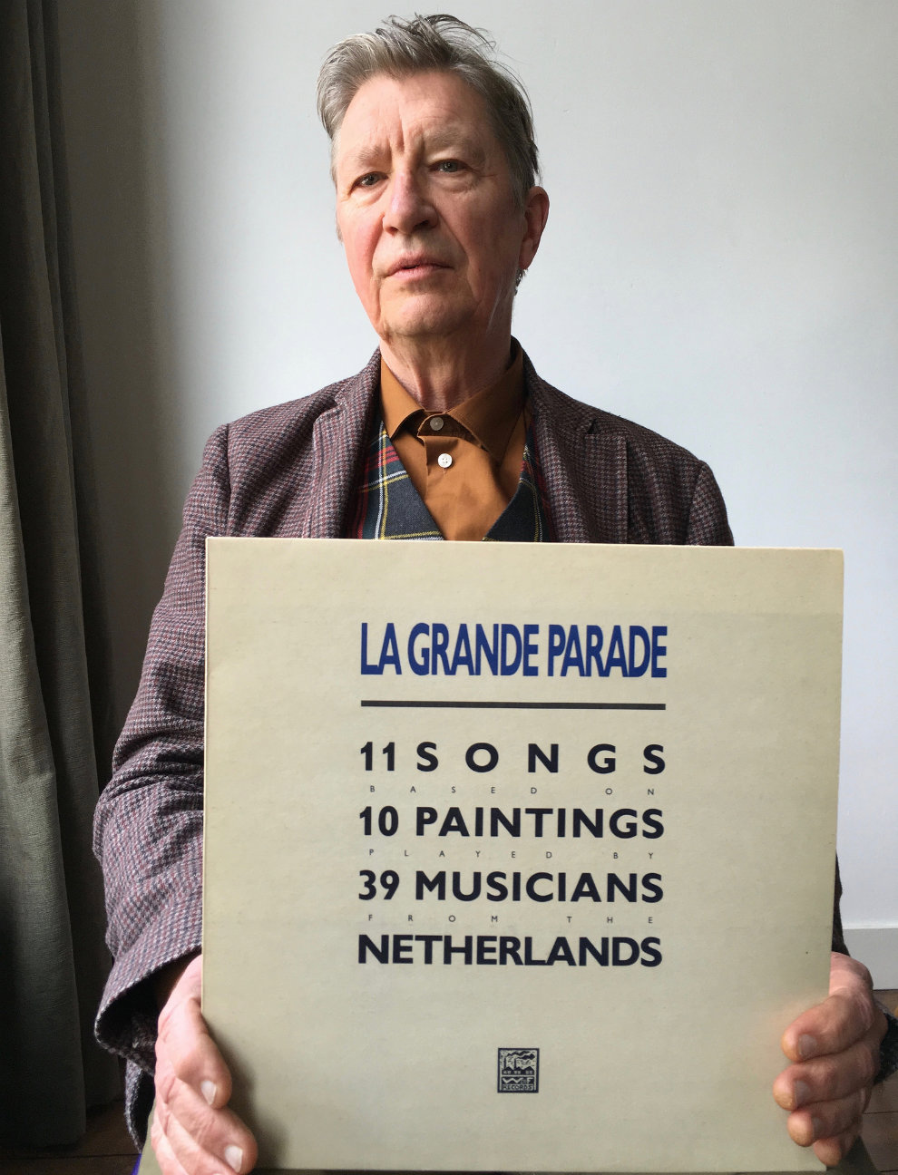 Henk Hofstede met de LP La Grande Parade