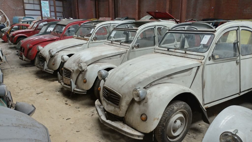 Garage vol met oude deux chevaus, ©Ronny van den Ackerveken